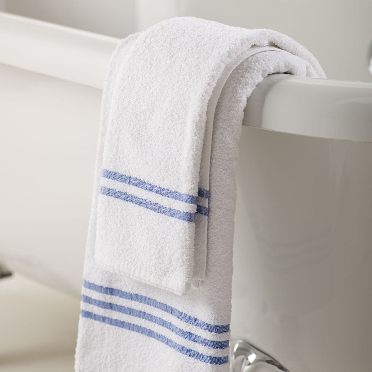 https://www.visionlinens.com/media/catalog/product/v/e/ve420_leisure_towel_draped_1800x1800_1.jpg